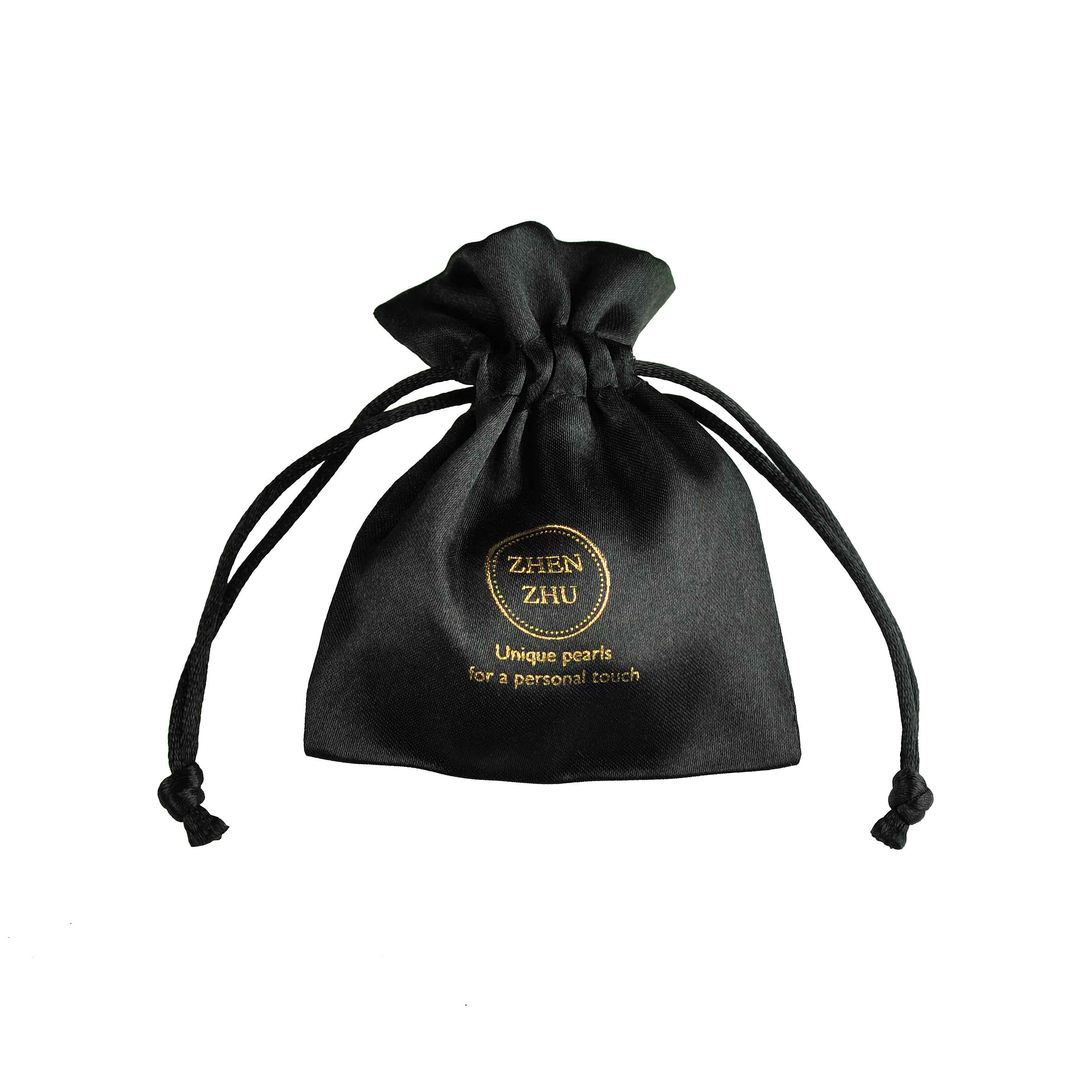 Zwart satijnen sieraden zakje met gouden logo Zhen Zhu | Parel set Elynn