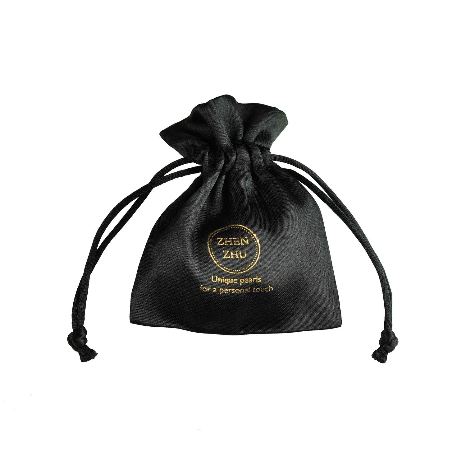 Zwart satijnen sieraden zakje met gouden logo Zhen Zhu | Parelketting Hollands Glorie Klomp Wit