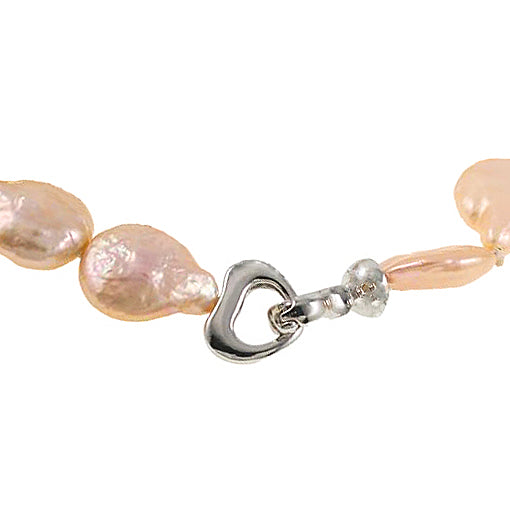 Slotje van zoetwater parel armband met zalm kleurige coin parels | Coin Peach