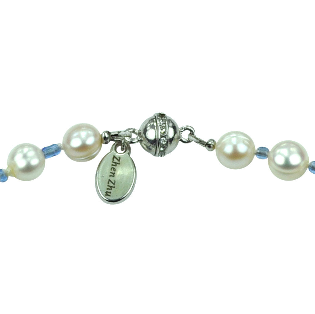 Magneetslotje van zoetwater parelketting met witte parels en kralen met Delfts blauw motief | Hollands Glorie Round Flower White