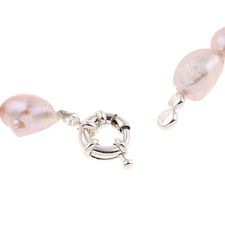 Detail van slotje van handgeknoopt roze zoetwater parel armband | Rola Two