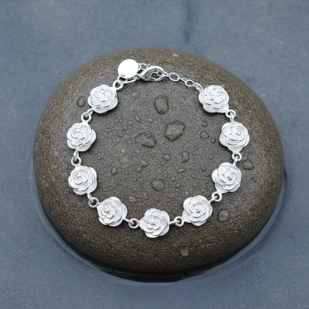 Verzilverd armband met zilveren bloemetjes liggend op steen | Silver Flower