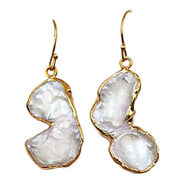 Lange witte zoetwater parel oorbellen met keshi parels en goud edelstaal | Long Keshi Pearl