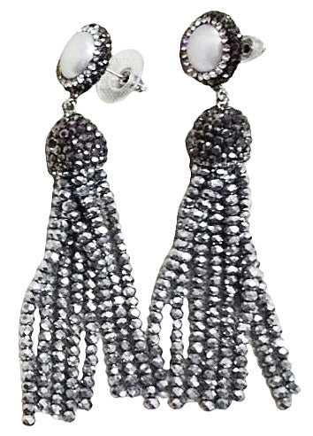 Lange zilveren zoetwater parel oorbellen met stras steentjes en zilver kristallen kwastje zijaanzicht | Bright Pearl Silver Crystal Tassel