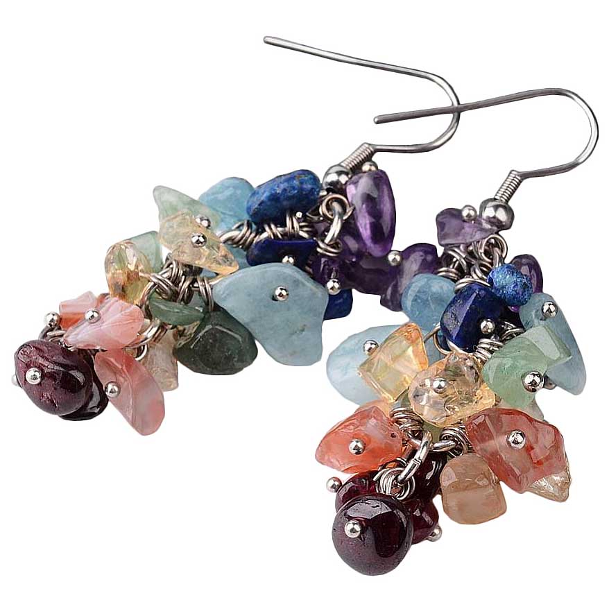 Edelstenen oorbellen met veel gekleurde edelstenen en zilver edelstaal liggend | Gemstone Chips