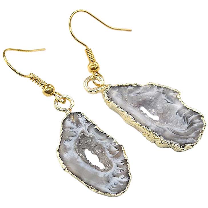 Licht grijze edelstenen oorbellen met ijskwarts en goud edelstaal liggend | Gold Ice Quartz