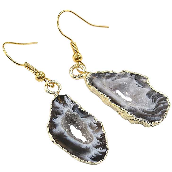 Grijze edelstenen oorbellen met ijskwarts en goud edelstaal liggend | Gold Ice Quartz