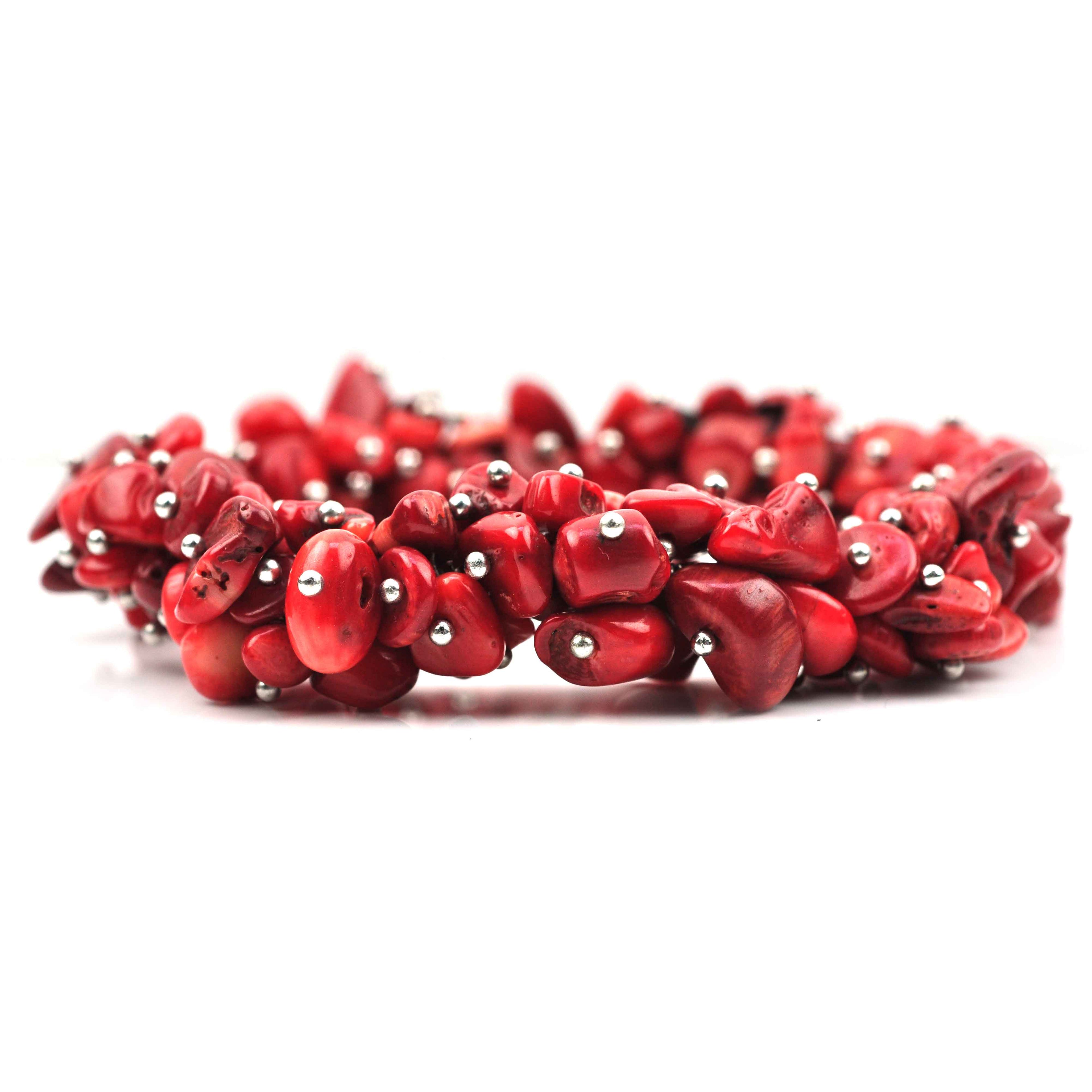 Dik rood koralen armband met stukjes koraal liggend | Coral Chip