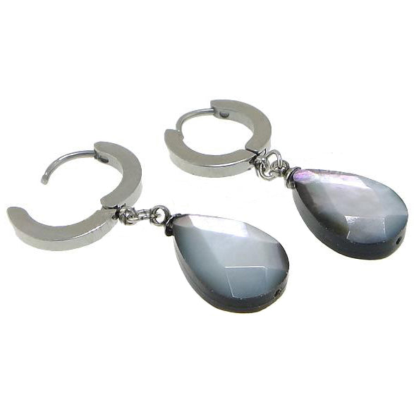 Parelmoeren oorbellen met edelstalen oorringen liggend | Blacklip Teardrop