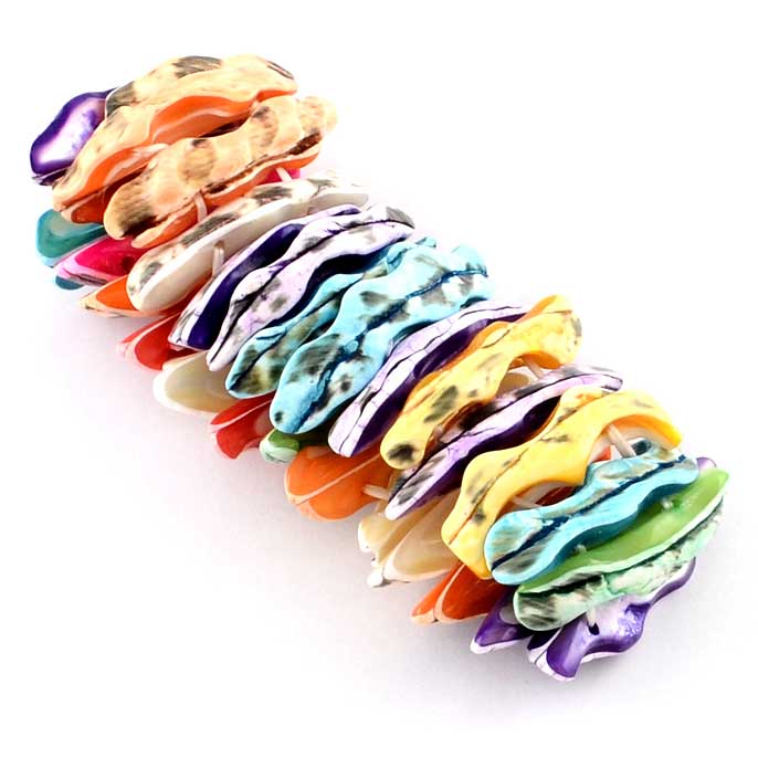 Bont gekleurd schelpen armband liggend | Elastisch | Mexico