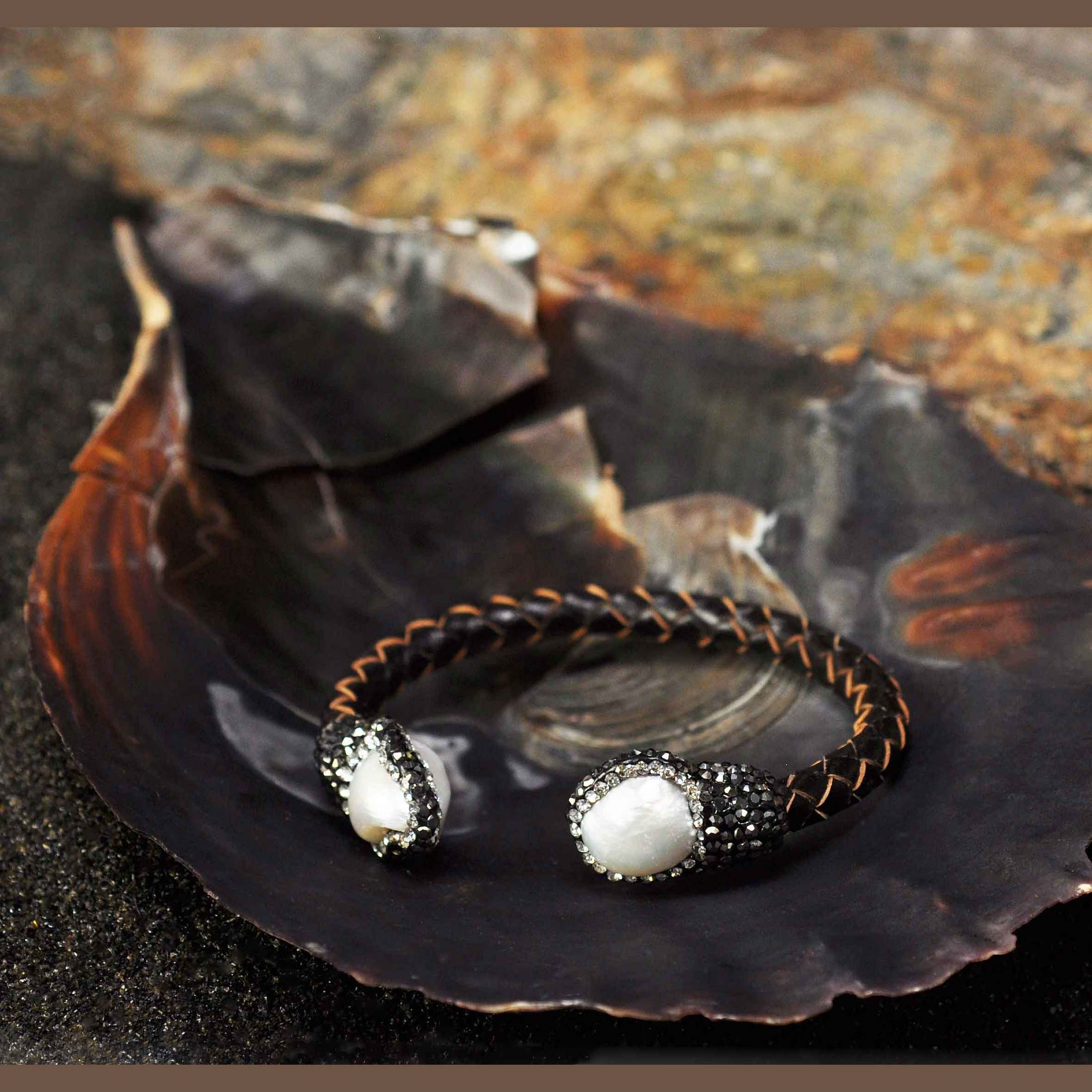 Wit zoetwater parel armband met stras steentjes en bruin gevlochten leer liggend in schelp | Bright Pearl Brown Leather Bangle