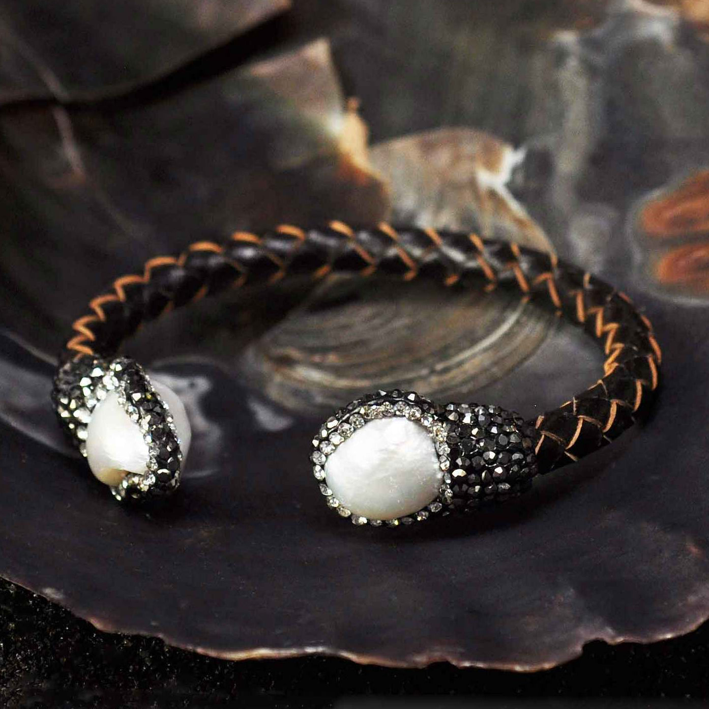 Wit zoetwater parel armband met stras steentjes en bruin gevlochten leer liggend in schelp | Bright Pearl Brown Leather Bangle