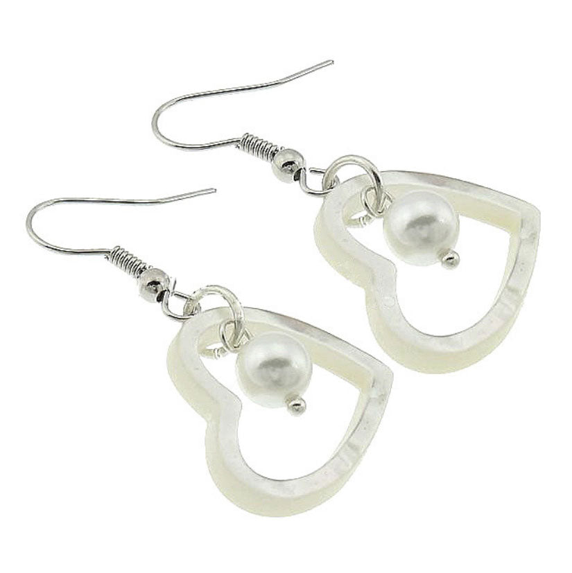Witte zoetwater parel oorbellen met witte parel en parelmoer hart en sterling zilver (925) liggend | Pearl Heart Shell