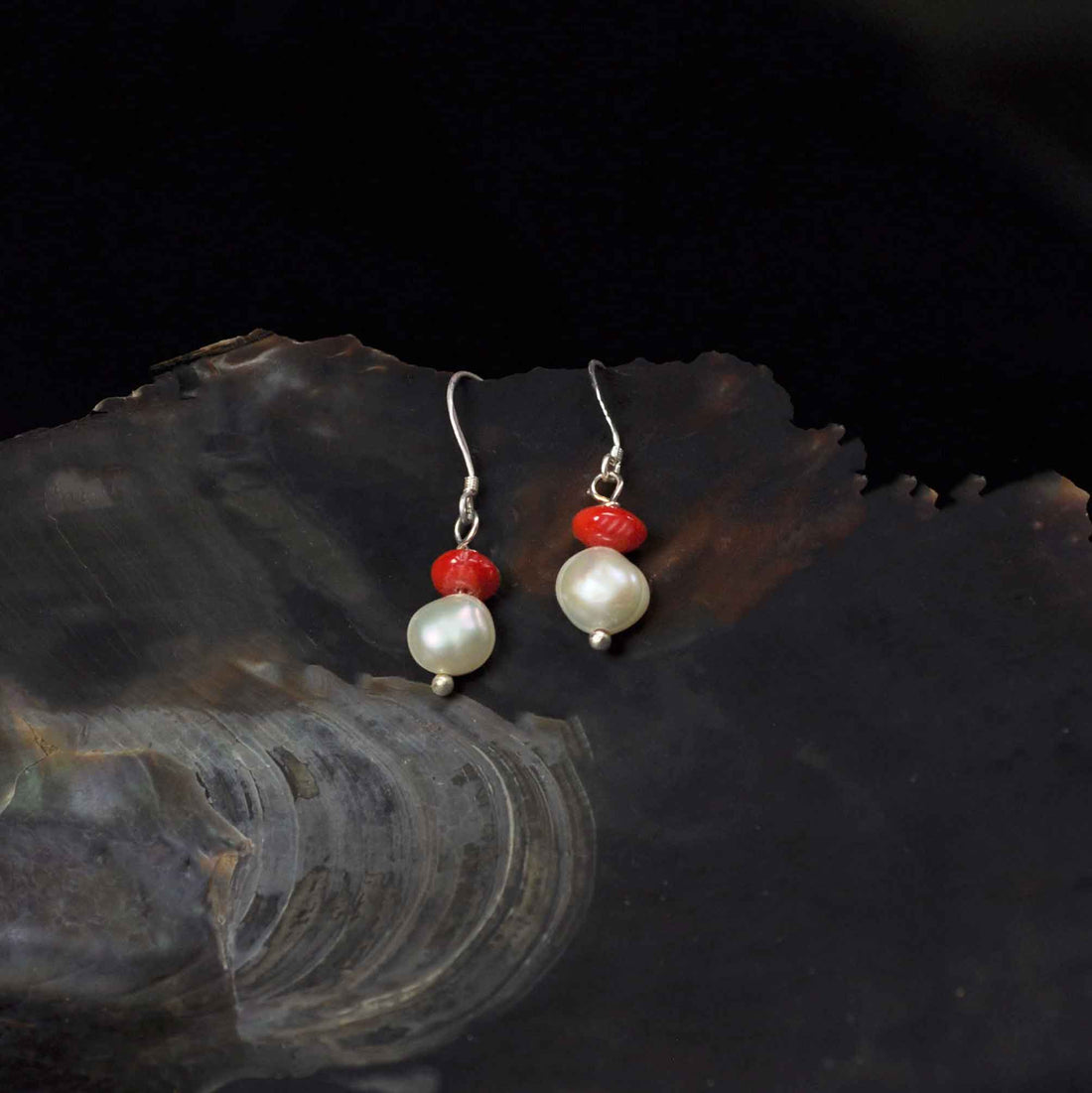 Zoetwater parel oorbellen met koraal en sterling zilver (925) met achtergrond schelp | Pearl Coral Small