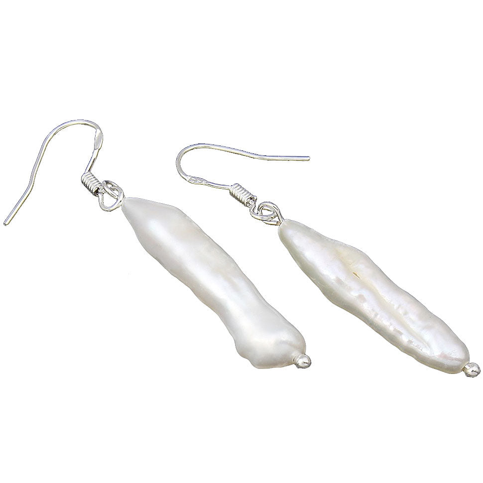 Witte zoetwater parel oorbellen met witte langwerpige parel en sterling zilver (925) liggend | Big Pearl Stick