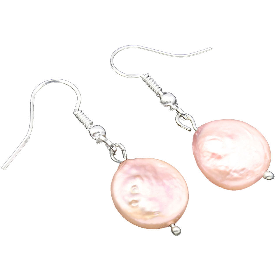Zoetwater parel oorbellen met zalm kleurige parels en sterling zilver (925) liggend | Colly Peach