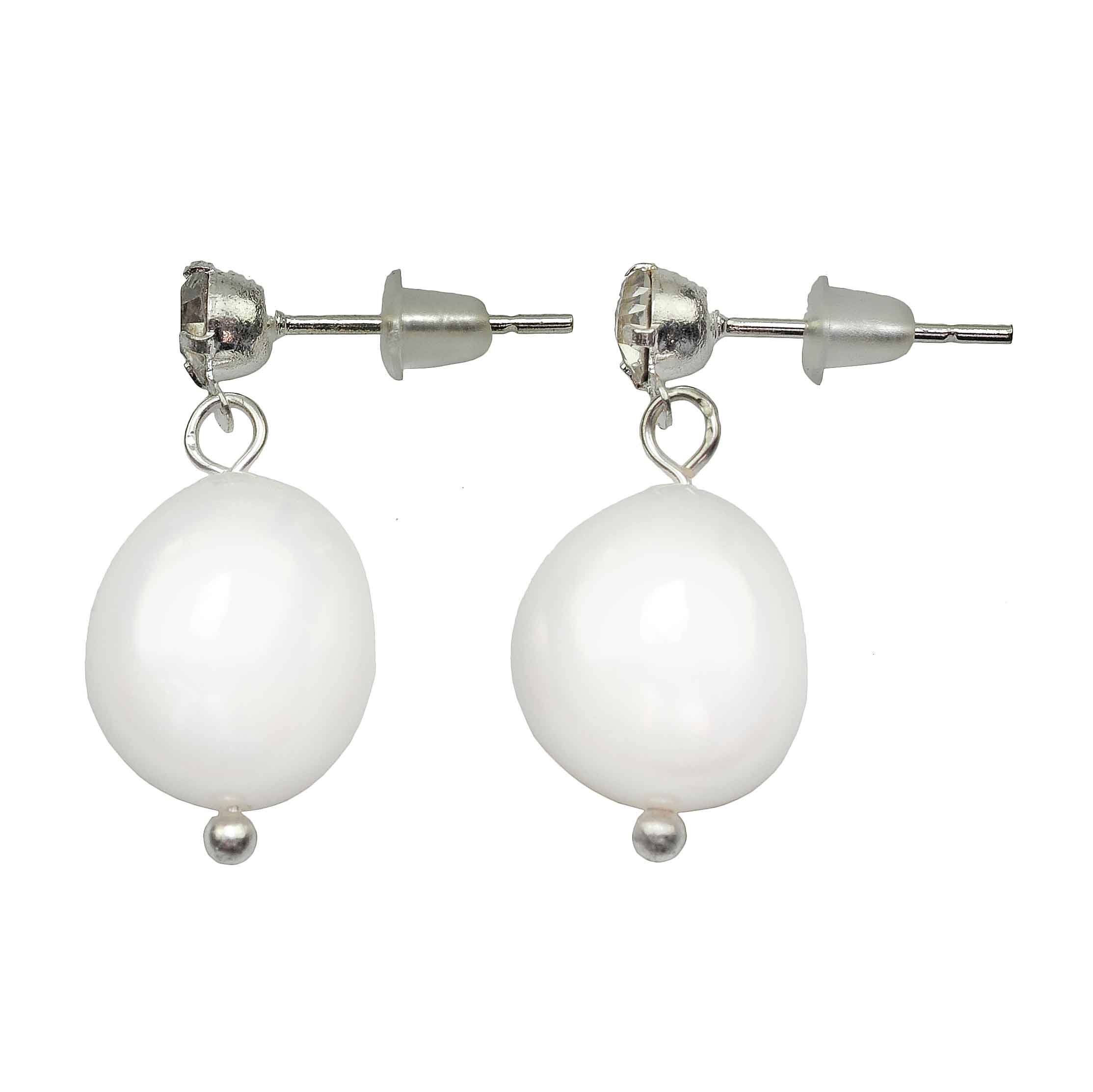 Witte zoetwater parel oorbellen met stras steentjes, oorknopjes, zijaanzicht | Keishi Bling