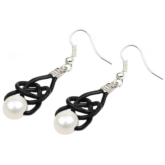 Witte zoetwater parel oorbellen met zwart leer en sterling zilver (925) liggend | Black Leather Pearl White