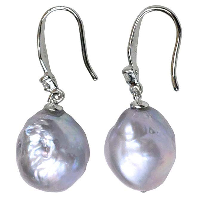 Grijze zoetwater parel oorbellen met sterling zilveren oorbelhaakjes en stras steentje, zijaanzicht | Bling Kasumi Grey Pearl