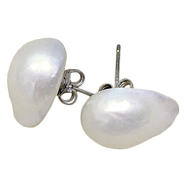 Zijaanzicht van grote witte zoetwater parel oorbellen, witte barok parel oorknoppen net sterling zilver (925) | Small White Baroque Pearl