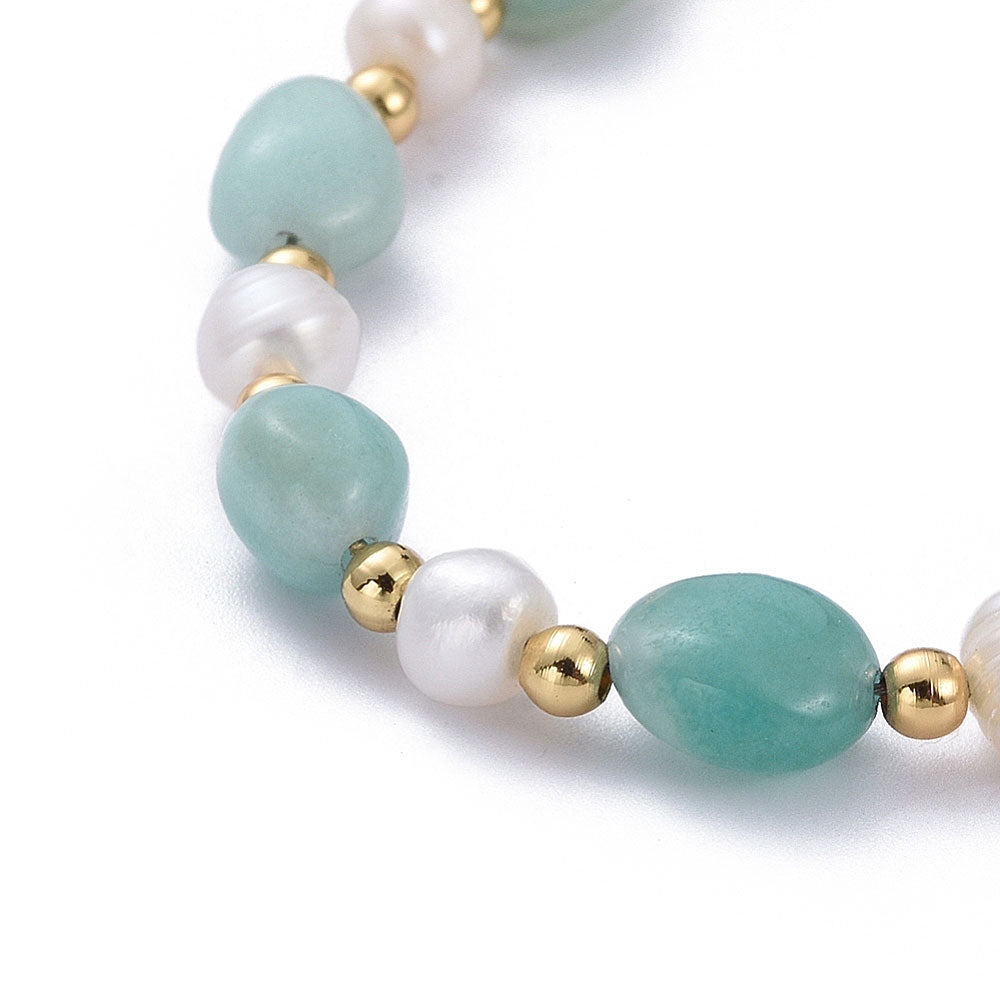 Detail van wit zoetwater parel armband met groene edelsteen amazoniet en goud edelstaal | Amazonite Pearl Gold
