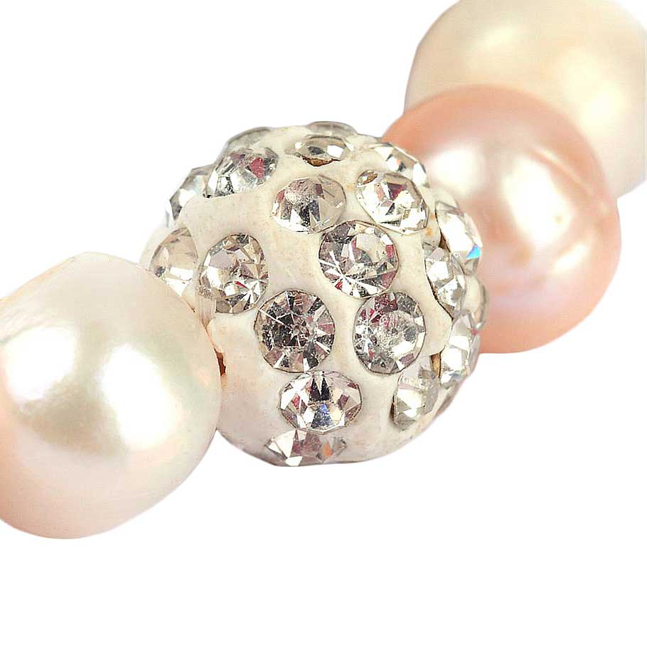 Detail van stras bal van zoetwater parel armband met witte zalm en blauwe parels en stras steentjes, elastisch | Ariane