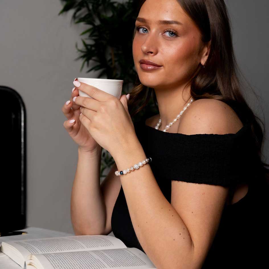 Zoetwater parel armband met witte zalm en blauwe parels en stras steentjes, elastisch, om model | Ariane