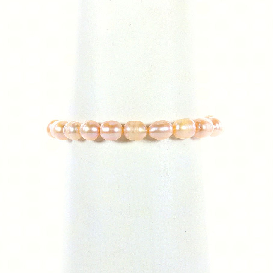 Zoetwater parel armband met zalm kleurige parels op display, elastisch | Azice