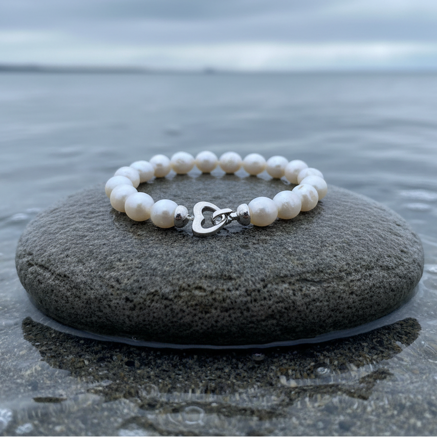 Handgeknoopt parel armband met witte parels liggend op steen met slotje voren | Parel armband Big Round pearl