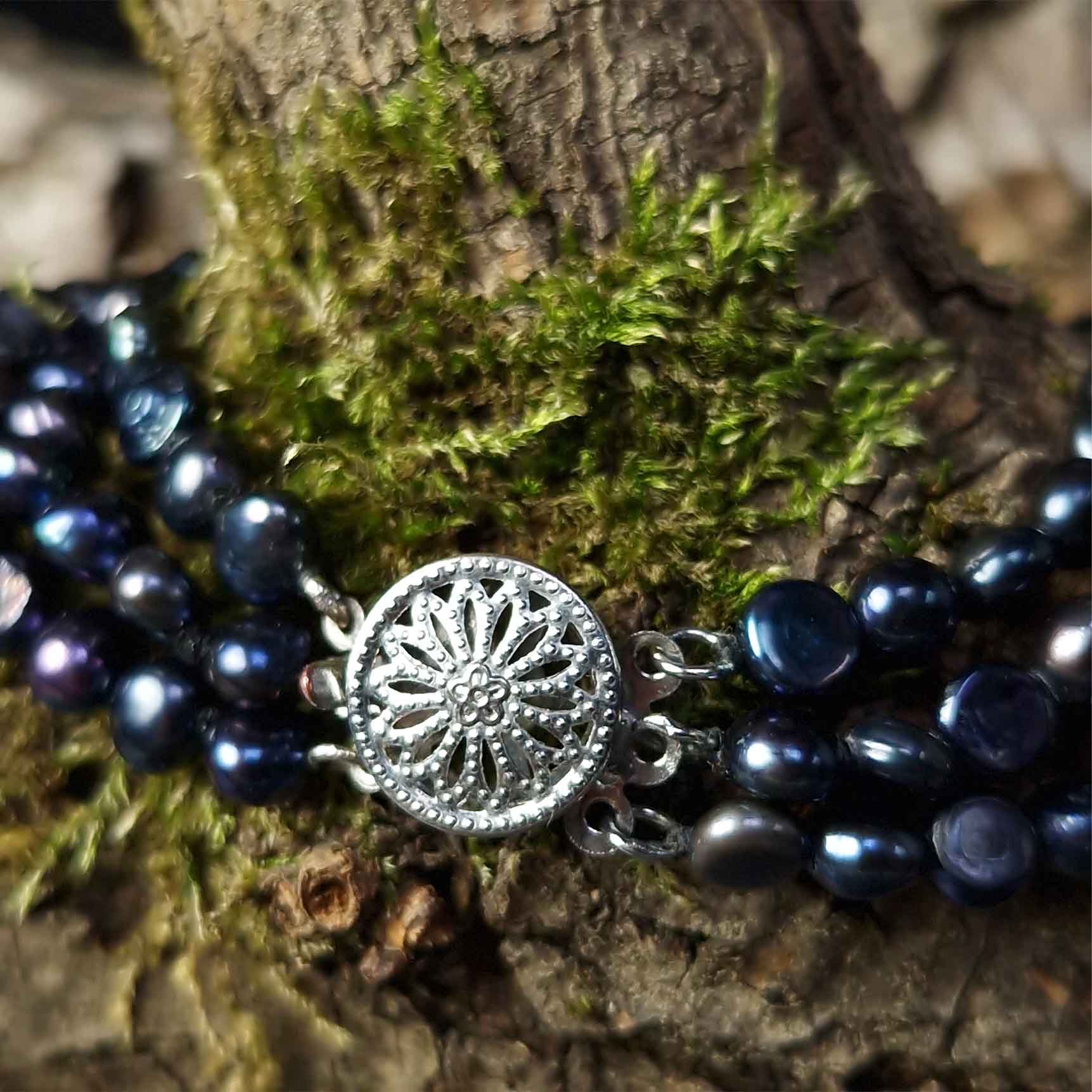 Detail slotje van zoetwater parel armband met 3 rijen blauw zwarte parels | Black Three Baroque Pearl