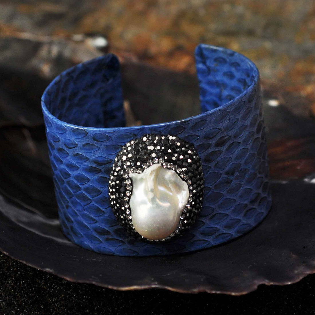 Zoetwater parel armband met witte parel, stras steentjes en blauw leer liggend in schelp | Bright One Big Pearl Blue Leather