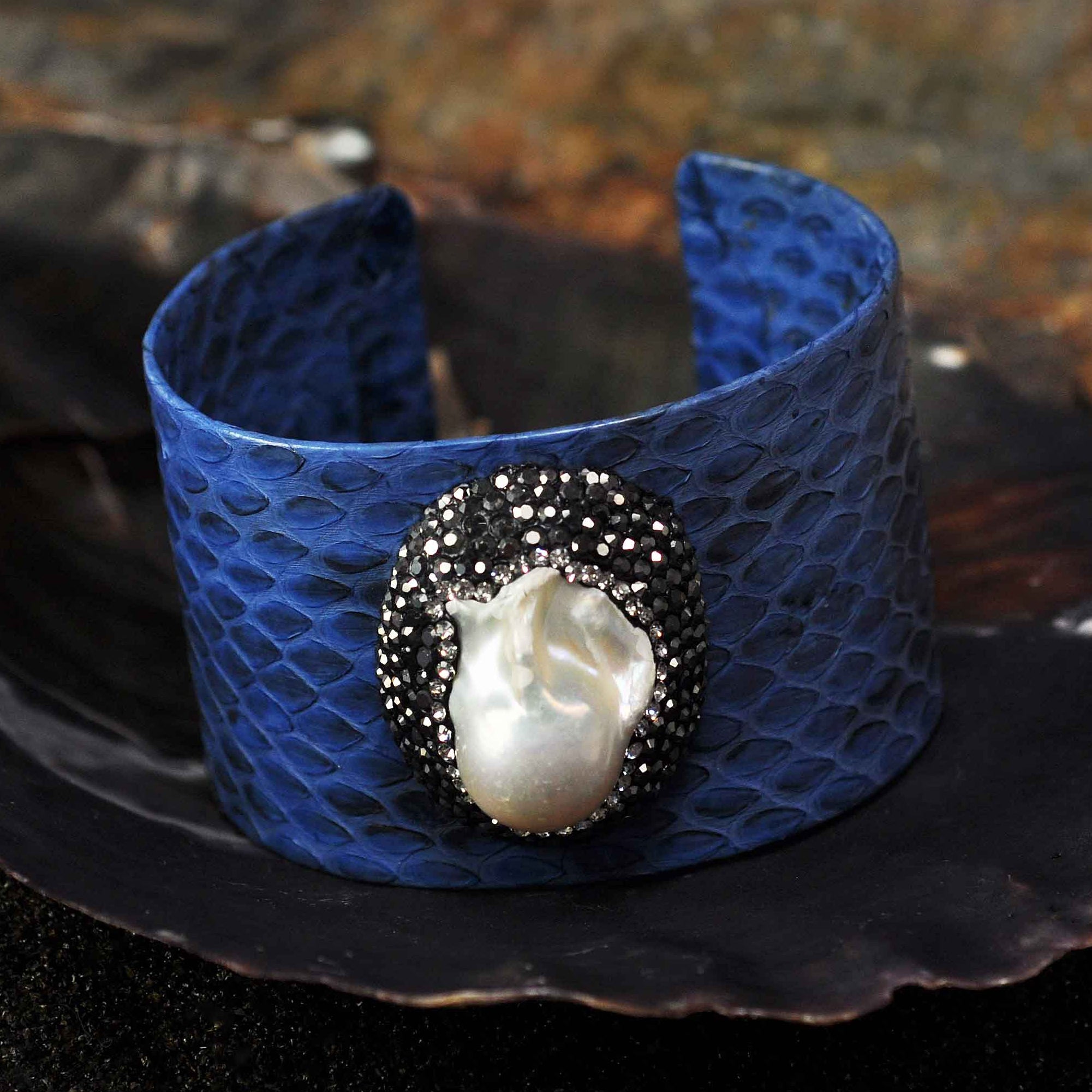 Zoetwater parel armband met witte parel, stras steentjes en blauw leer liggend in schelp | Bright One Big Pearl Blue Leather