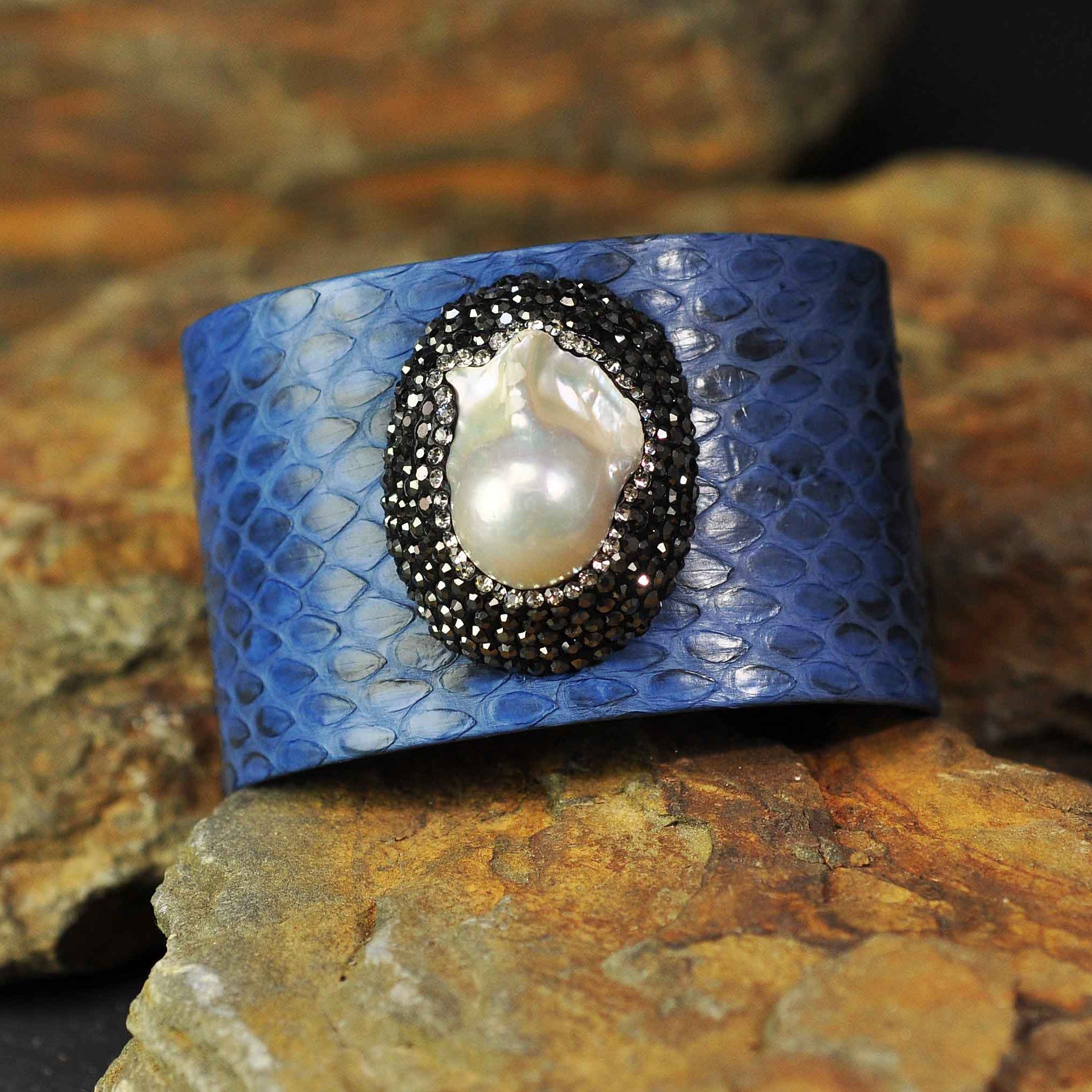 Zoetwater parel armband met witte parel, stras steentjes en blauw leer met achtergrond steen | Bright One Big Pearl Blue Leather