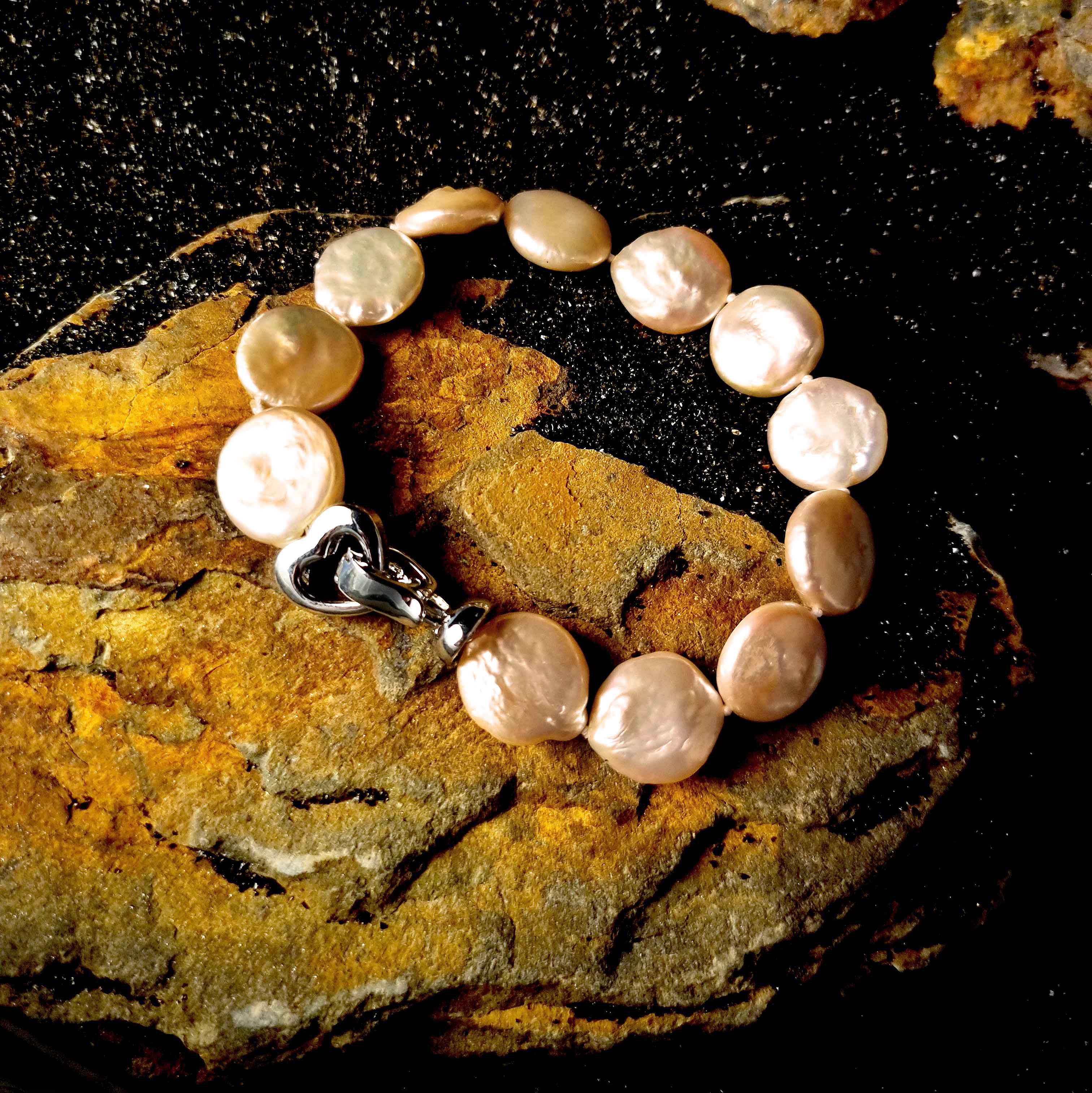 Zoetwater parel armband met zalm kleurige coin parels met achtergrond oranje steen | Coin Peach