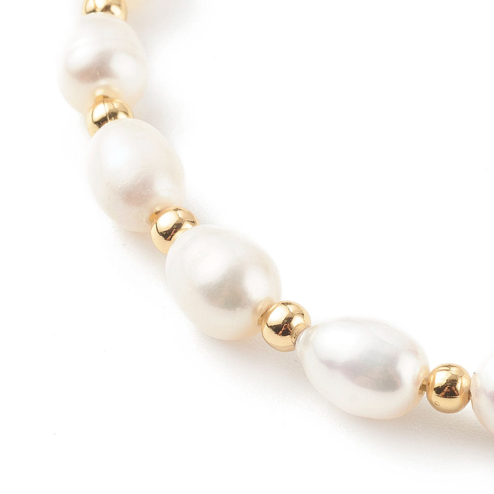 Detail van wit zoetwater parel armband met goud edelstaal en schuif slotje | Efra