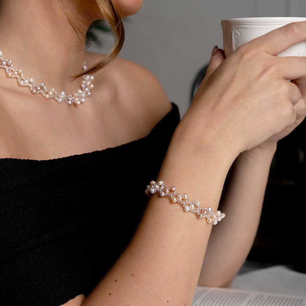 Zoetwater parel armband met witte, zalm en roze parels en magneetslot op model | Felicia