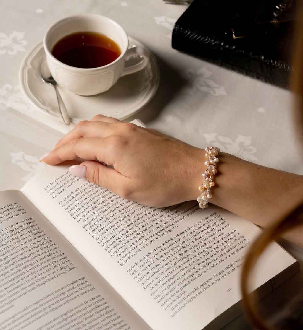 Zoetwater parel armband met witte, zalm en roze parels en magneetslot met model en boek | Felicia