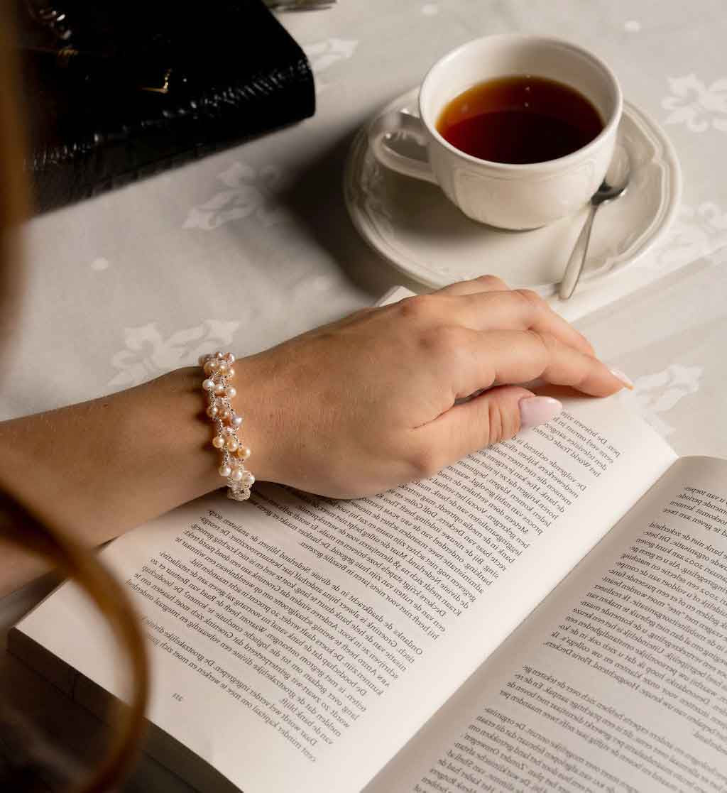 Zoetwater parel armband met witte, zalm en roze parels en magneetslot met model en boek | Felicia