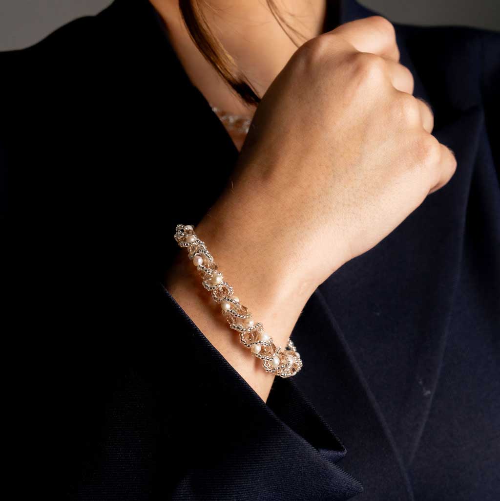 Wit zoetwater parel armband met beige kristal op model detail | Pearl Crystal Clear