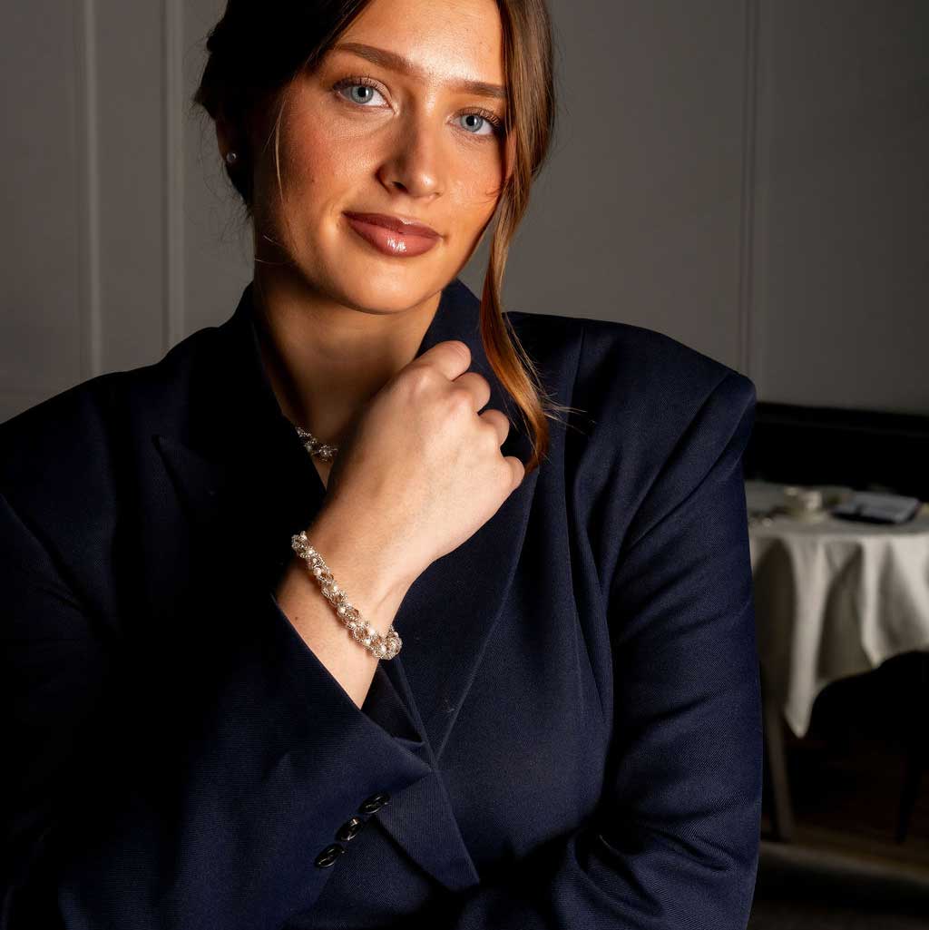 Wit zoetwater parel armband met beige kristal op model met blauw jasje | Pearl Crystal Clear