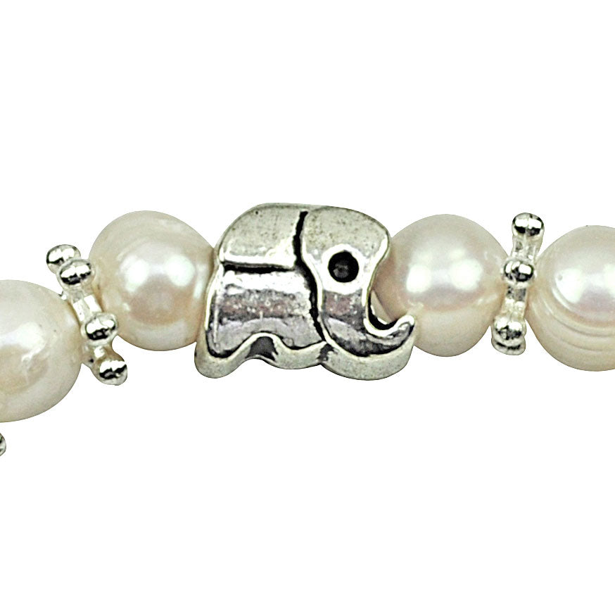 Detail van wit zoetwater parel armband met hartjes bedeltje en zilveren olifantjes | Pearl Elephant Heart