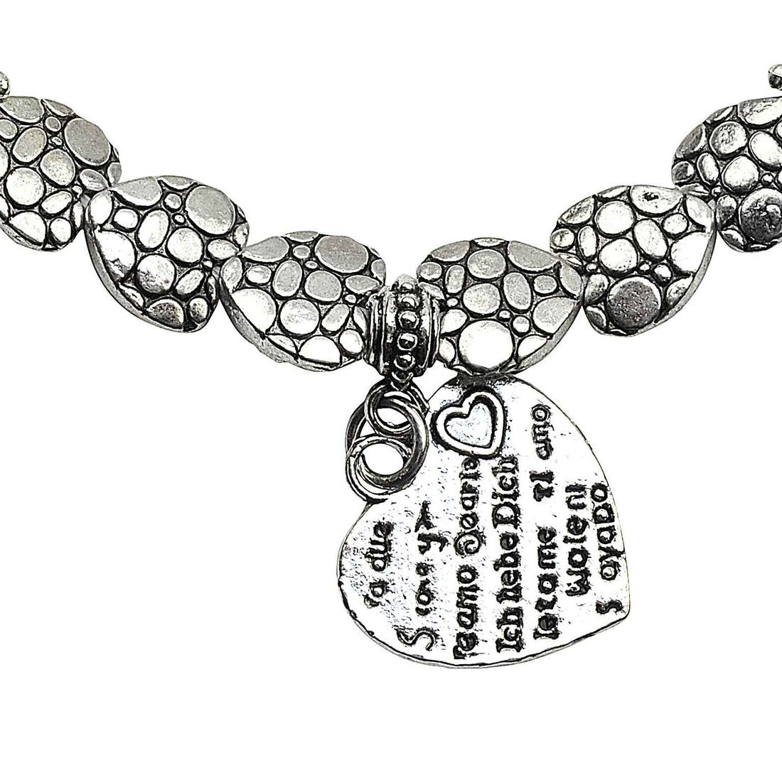 Detail van wit zoetwater parel armband met zilveren hartjes, elastisch | Pearl Hearts