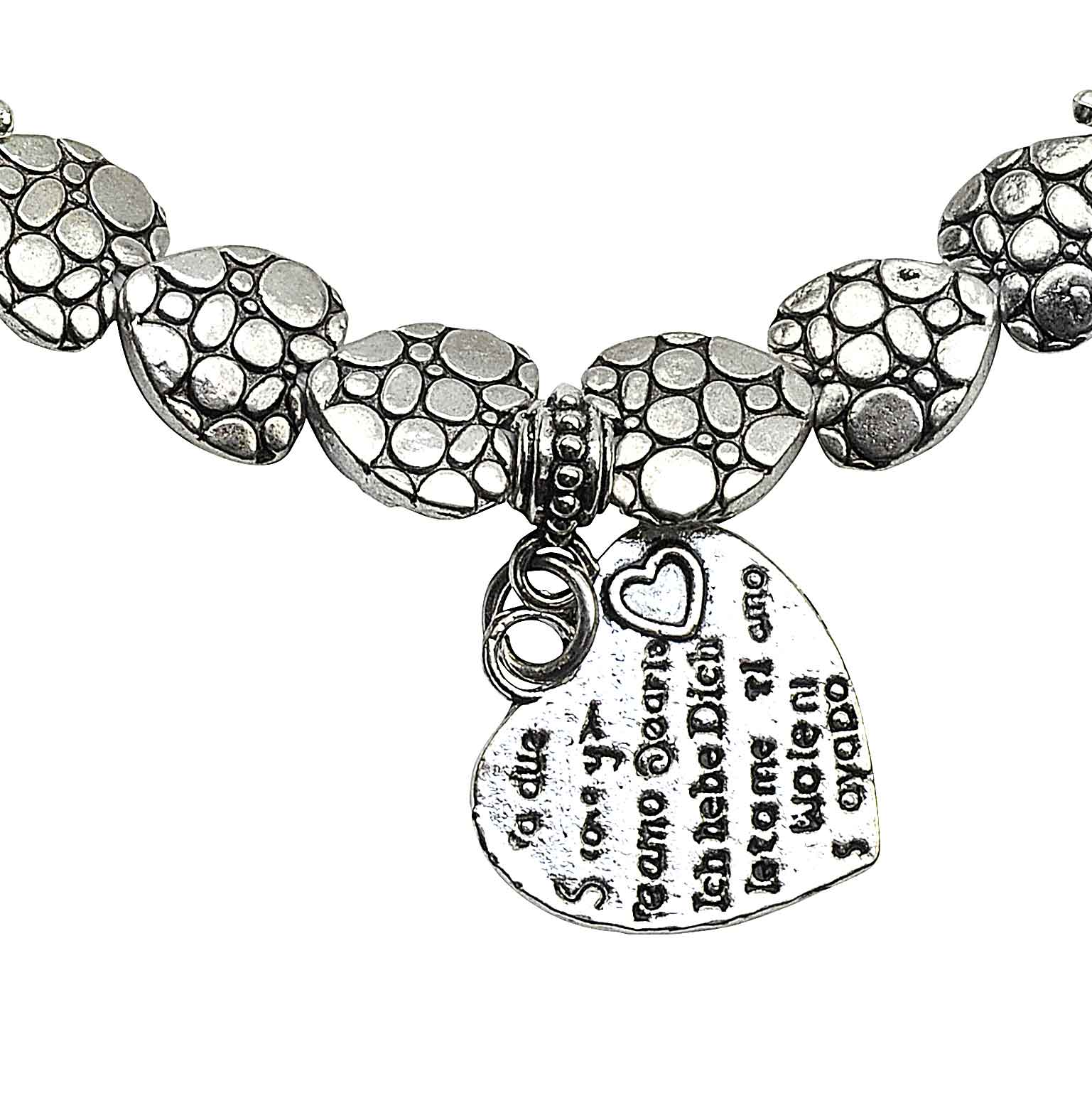 Detail van wit zoetwater parel armband met zilveren hartjes, elastisch | Pearl Hearts