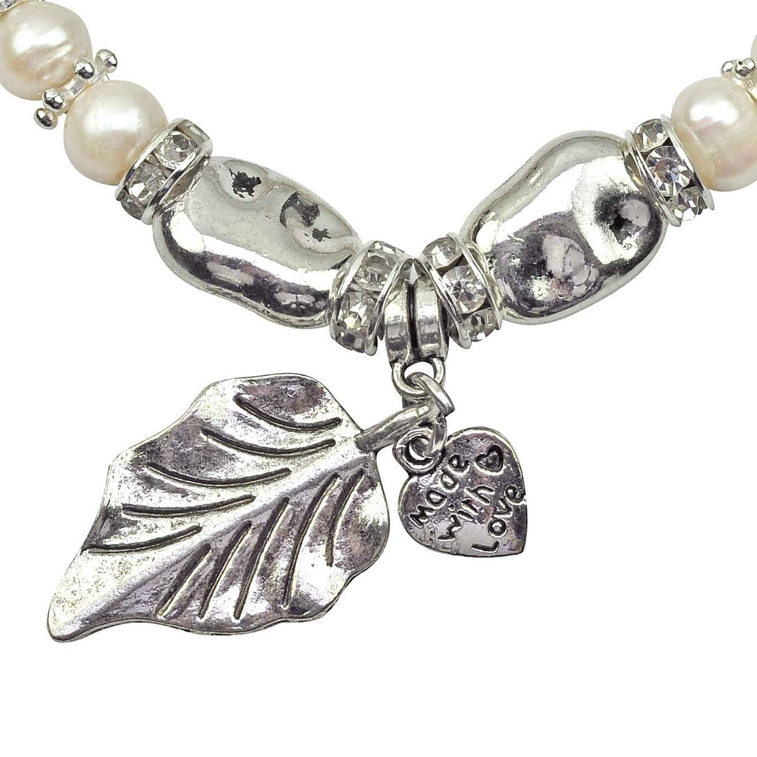 Detail van wit zoetwater parel armband met zilveren hartje en blaadje, elastisch | Pearl Leaf