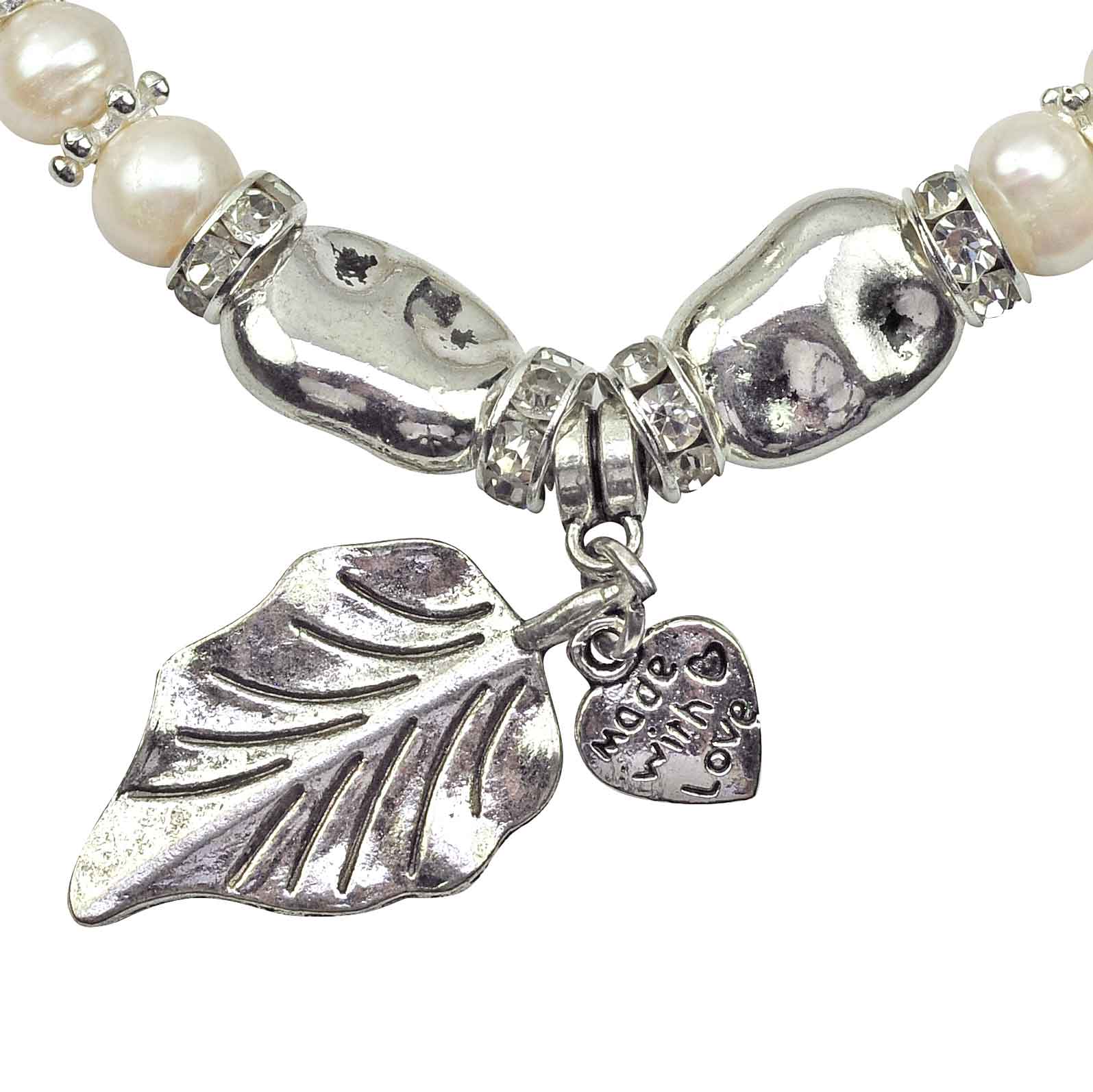 Detail van wit zoetwater parel armband met zilveren hartje en blaadje, elastisch | Pearl Leaf