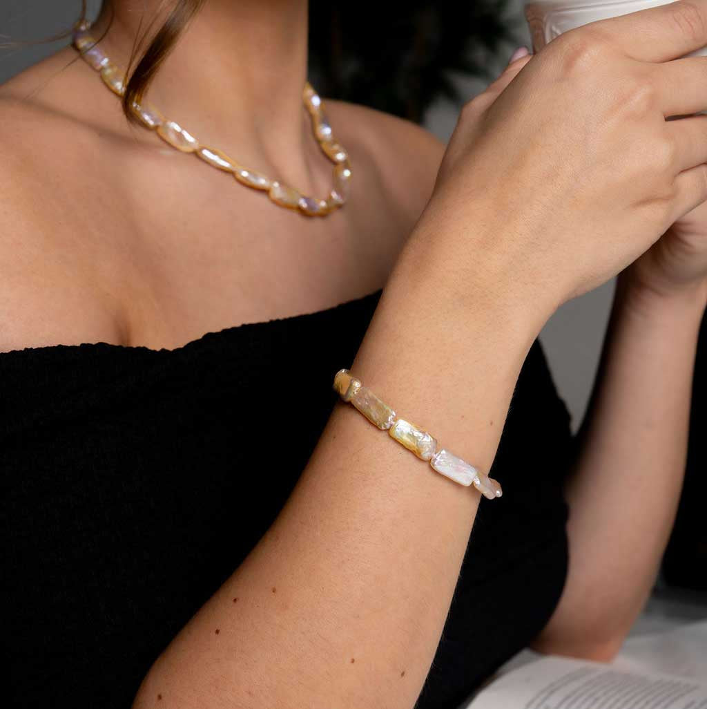 Zoetwater parel armband met zalm kleurige rechthoekige parels en sterling zilver (925) op model die thee drinkt | Pearl Rectangle Peach