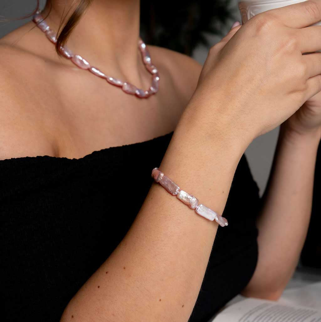 Roze zoetwater parel armband met rechthoekige parels en sterling zilver (925) op model die thee drinkt | Pearl Rectangle Pink