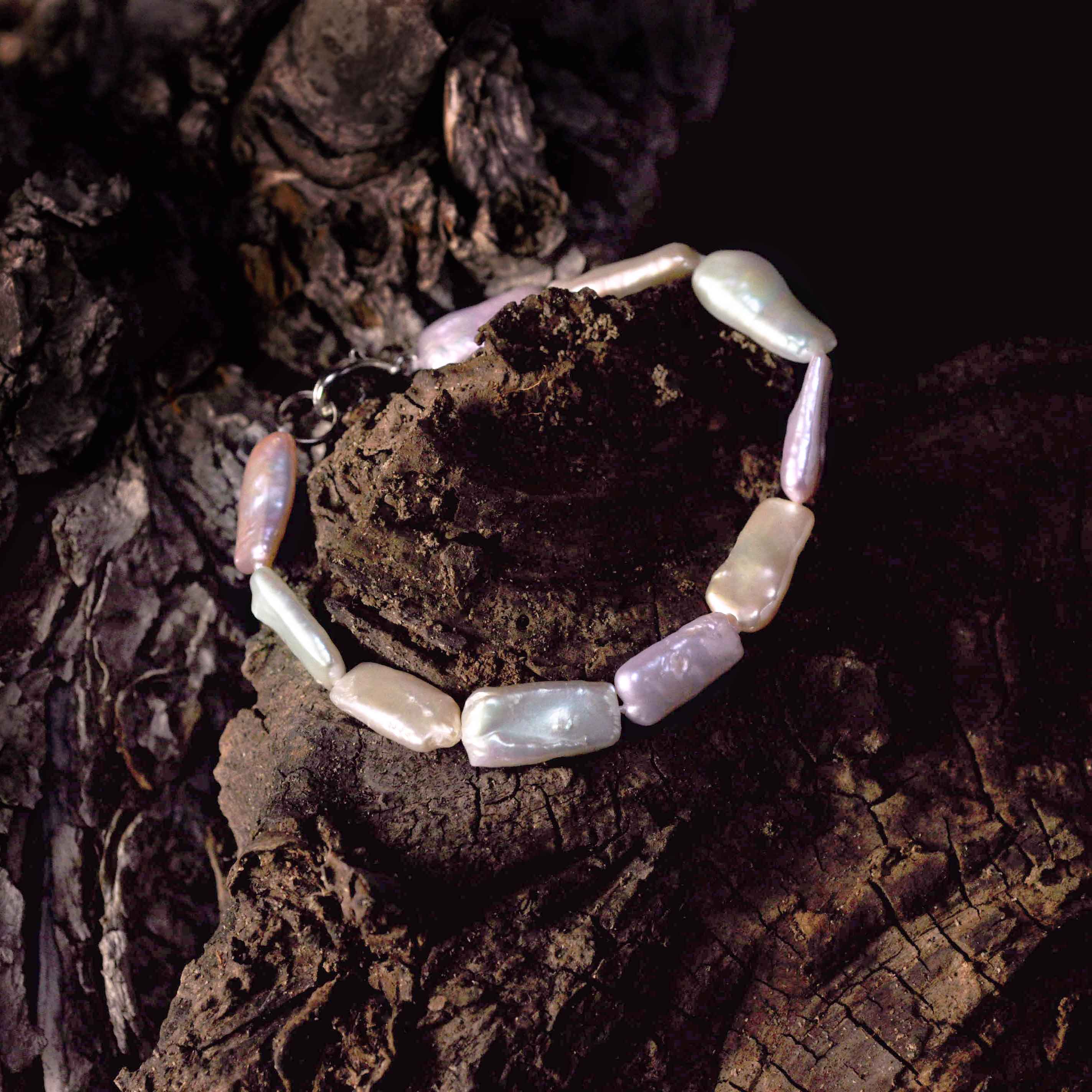 Zoetwater parel armband met rechthoekige pastel kleurige parels en sterling zilver (925) liggend op hout | Pearl Rectangle Soft Colors