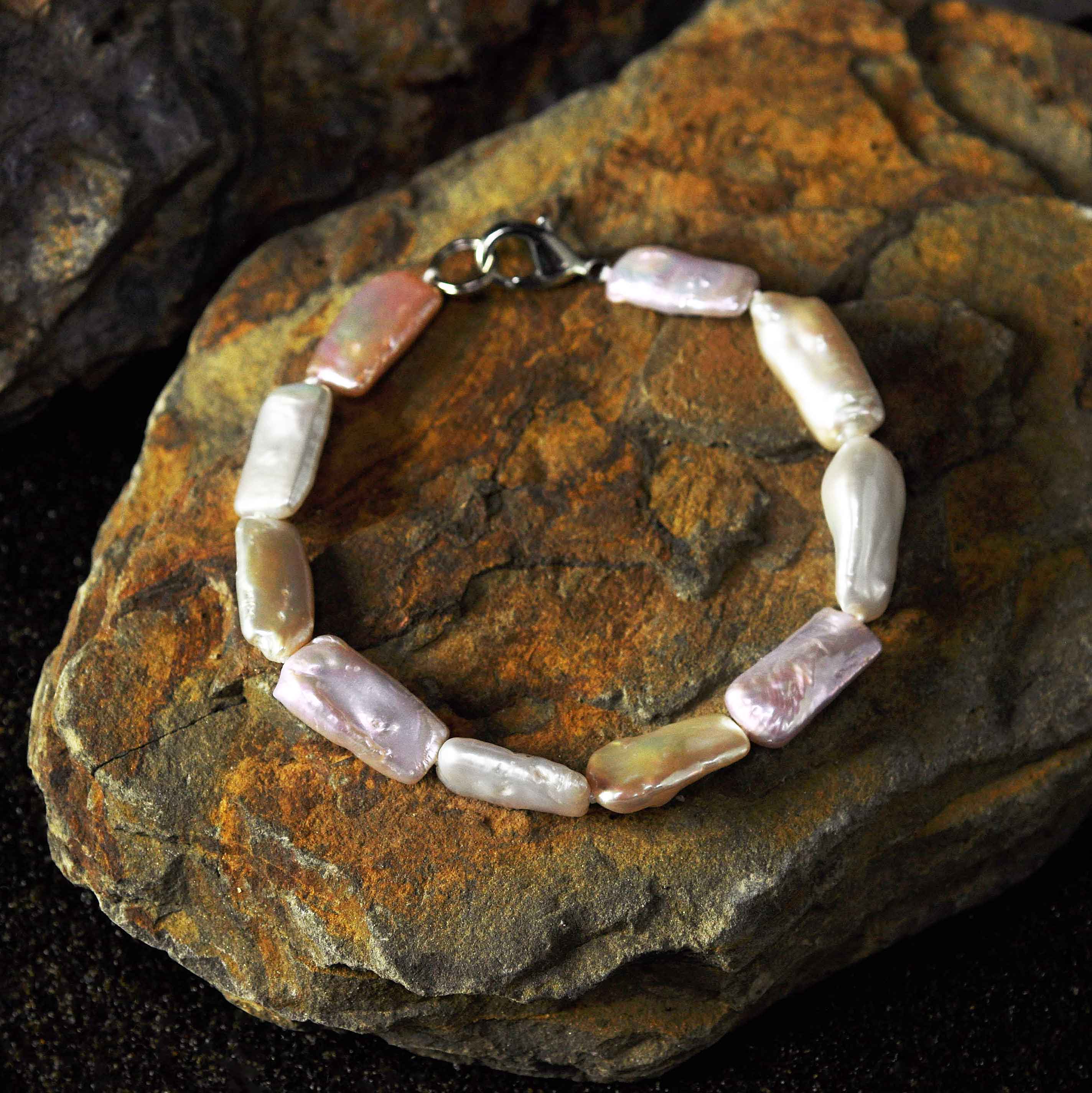 Zoetwater parel armband met rechthoekige pastel kleurige parels en sterling zilver (925) liggend op steen | Pearl Rectangle Soft Colors
