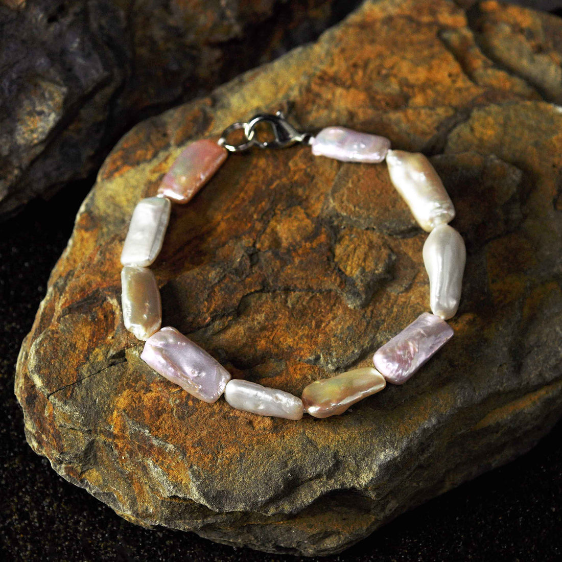 Zoetwater parel armband met rechthoekige pastel kleurige parels en sterling zilver (925) liggend op steen | Pearl Rectangle Soft Colors